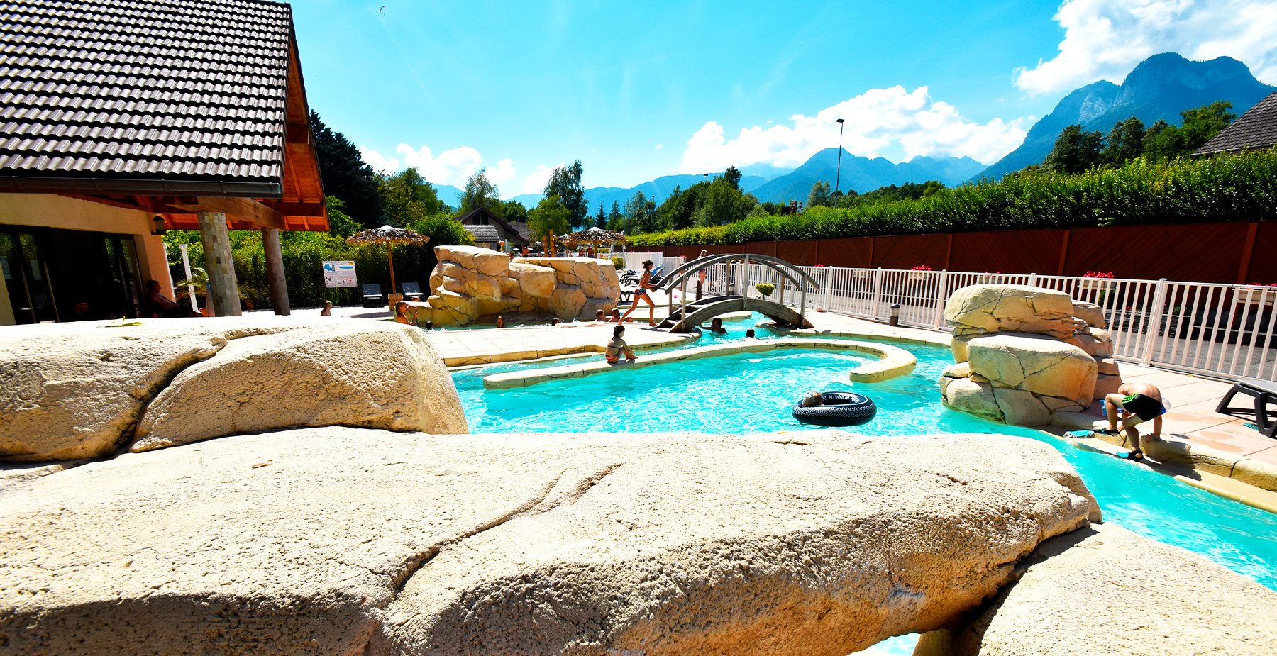 Lac espace aquatique du camping lac bleu au bord du lac d'Annecy